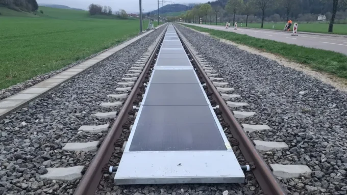 Revolucija na Šinama: Kako Švajcarska Pretvara Železnicu u Solarnu Elektranu i Inspiriše Svet